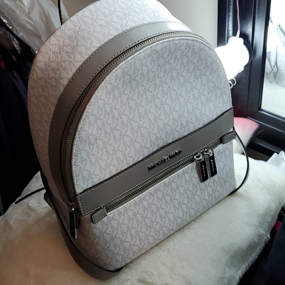 MICHAEL KORS
Kenly 
Medium Backpack - Picture 3 of 8